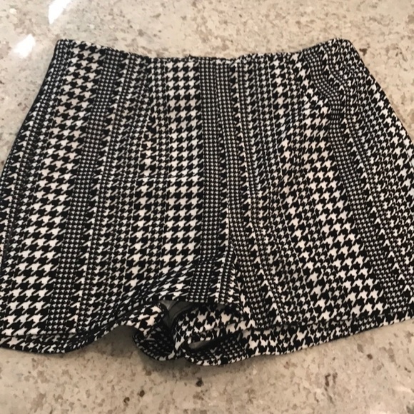 💰Sale💰White and Black Houndstooth shorts! Hot!🔥 - Picture 1 of 4